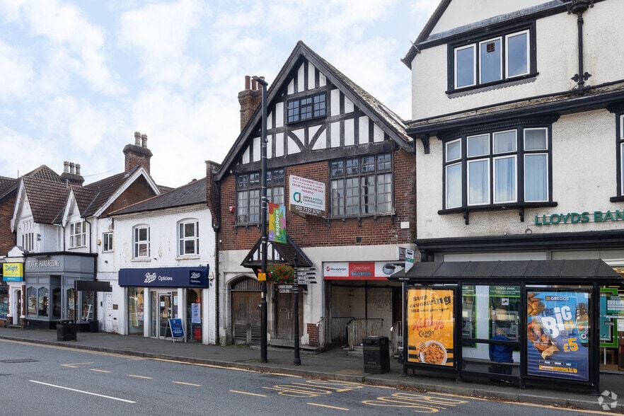 19 Station Ave, Caterham à louer - Photo principale – Image 1 sur 2
