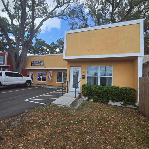 710 E Bay Dr, Largo, FL à louer - Photo de l’immeuble – Image 3 sur 3