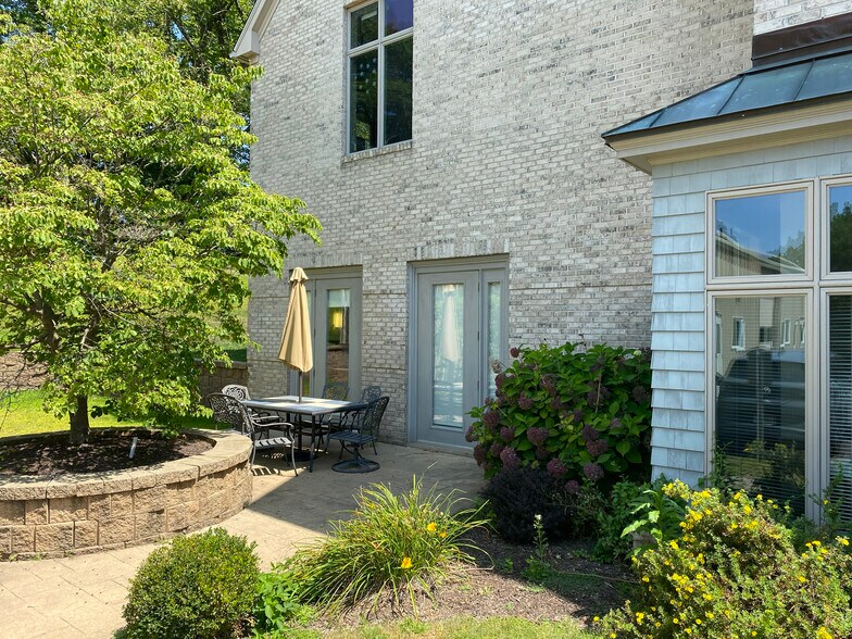 240 Cadwell Dr, Springfield, MA à louer - Photo de l’immeuble – Image 3 sur 10