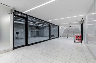 1 St Clair Ave E, Toronto, ON à louer Photo intérieure– Image 2 sur 3