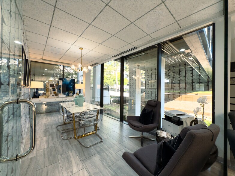 17 S Briar Hollow Ln, Houston, TX à louer - Photo intérieure – Image 1 sur 15