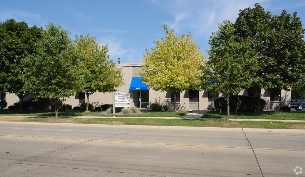 1935-1939 S Industrial Hwy, Ann Arbor, MI à louer - Photo de l’immeuble – Image 2 sur 4