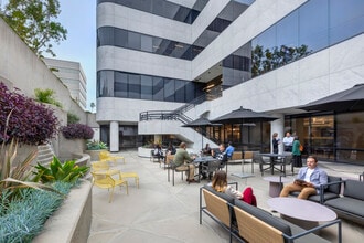 100 N Crescent Dr, Beverly Hills, CA à louer Photo intérieure– Image 2 sur 5