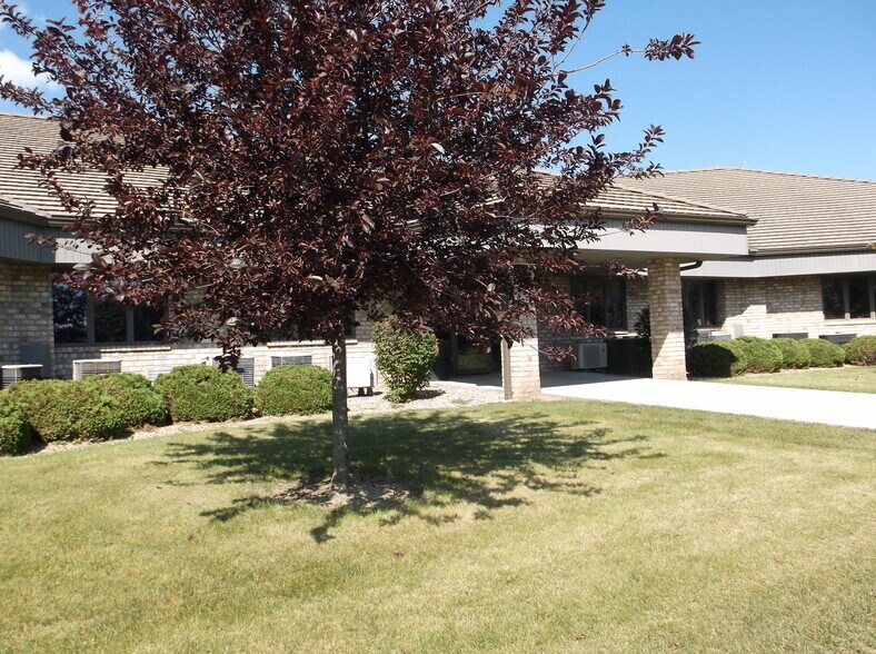 2905 Universal St, Oshkosh, WI à louer - Photo de l’immeuble – Image 2 sur 18