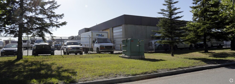 7730 46th St SE, Calgary, AB à vendre - Photo de l’immeuble – Image 2 sur 4