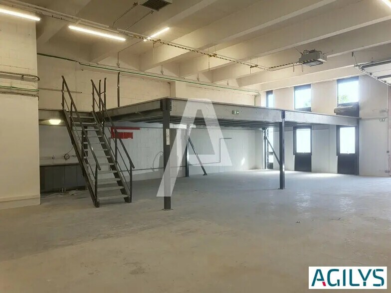 Local d’activités dans Rungis à louer - Photo de l’immeuble – Image 3 sur 5