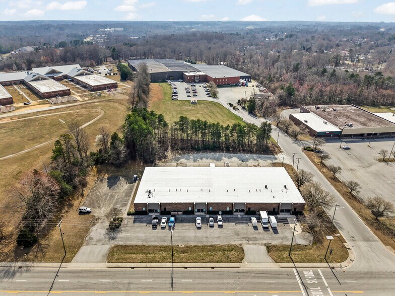 3202 E Martin Luther King Junior Dr, High Point, NC à louer - Photo de l’immeuble – Image 3 sur 15