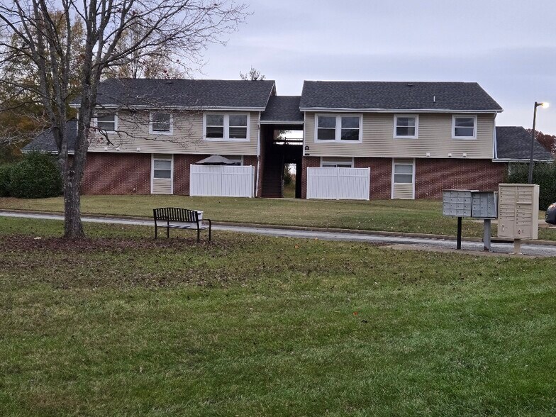 201 Brickyard Dr, Dillwyn, VA à vendre - Photo principale – Image 1 sur 24