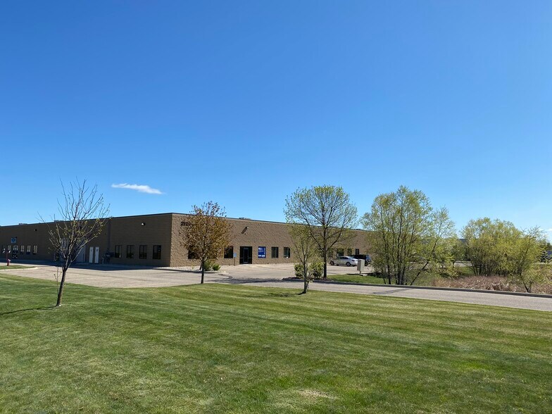 2120 Howard Dr W, North Mankato, MN à louer - Photo de l’immeuble – Image 2 sur 29
