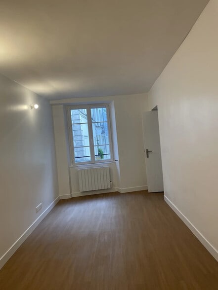 8 Place Sainte-Opportune, Paris à louer - Photo de l’immeuble – Image 2 sur 3