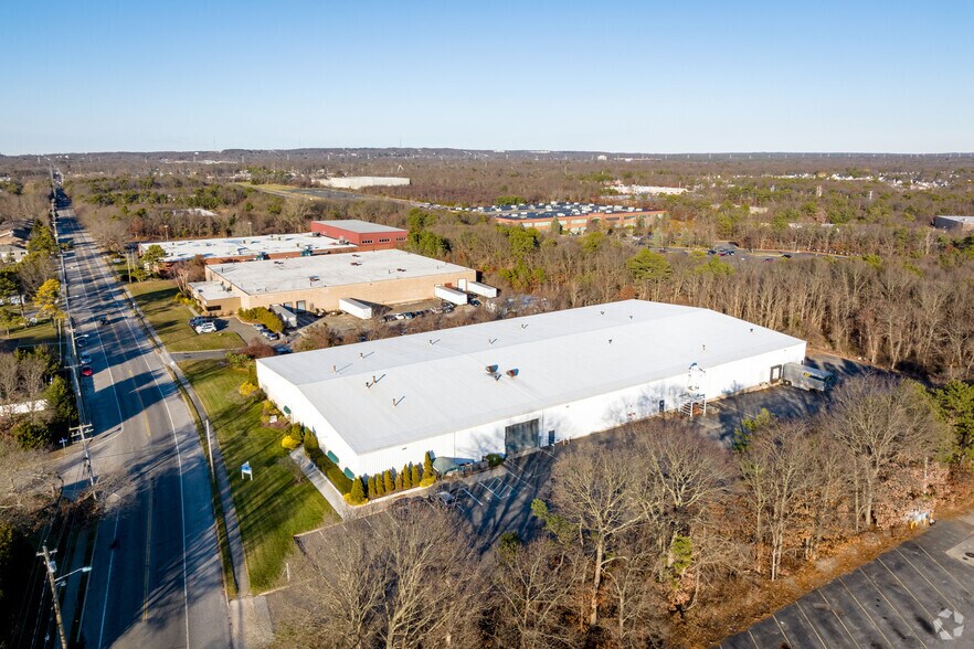 885 Waverly Ave, Holtsville, NY à louer - Photo de l’immeuble – Image 3 sur 9