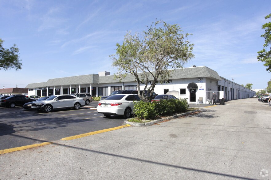1593-1667 Banks Rd, Margate, FL à louer - Photo de l’immeuble – Image 2 sur 4