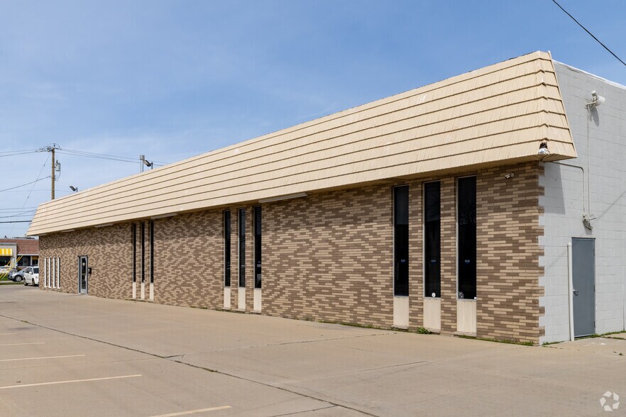 15555-15651 E Twelve Mile Rd, Roseville, MI à vendre - Photo de l’immeuble – Image 3 sur 6