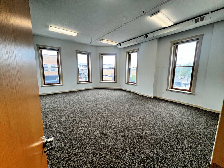 604 Lafayette St, Waterloo, IA à louer - Photo intérieure – Image 2 sur 7