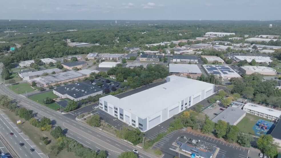 60 Motor Pky, Commack, NY à louer - Vidéo sur l’annonce professionnelle – Image 3 sur 21