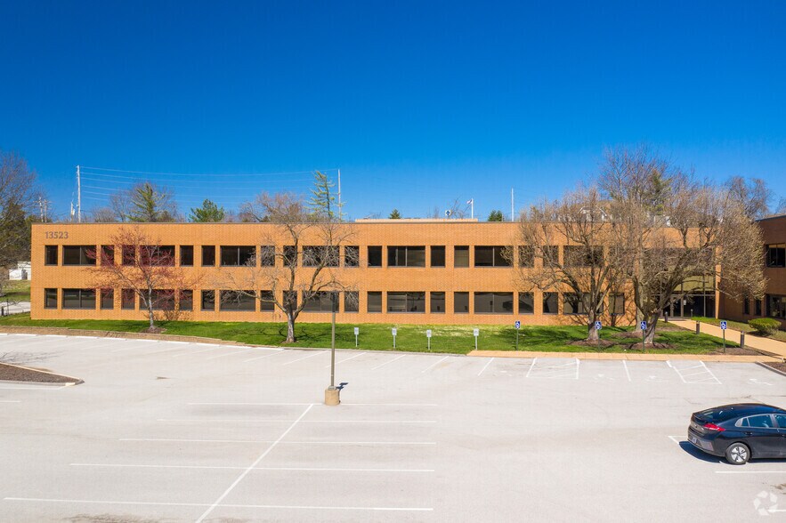 13523 Barrett Parkway Dr, Ballwin, MO à louer - Photo de l’immeuble – Image 2 sur 5