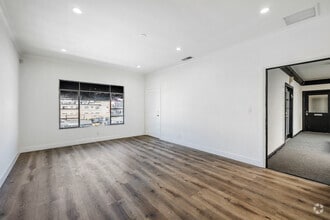 7956-7958 Beverly Blvd, Los Angeles, CA à louer Photo intérieure– Image 2 sur 4