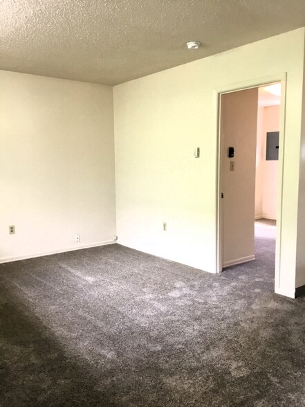 5730 SE Center St, Portland, OR à vendre - Photo de l’immeuble – Image 3 sur 9