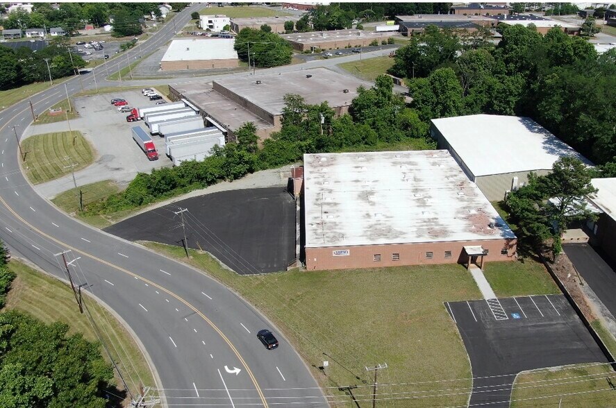 2401 Schirra Pl, High Point, NC à louer - Photo de l’immeuble – Image 2 sur 9