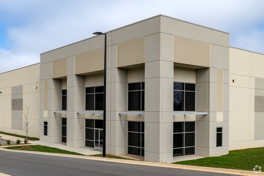 5020 Meadow Oak Commerce Pky, Charlotte, NC à louer - Photo de l’immeuble – Image 2 sur 12