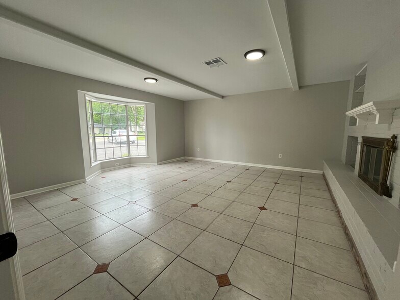 25818 Oak Ridge Dr, Spring, TX à louer - Photo de l’immeuble – Image 3 sur 24