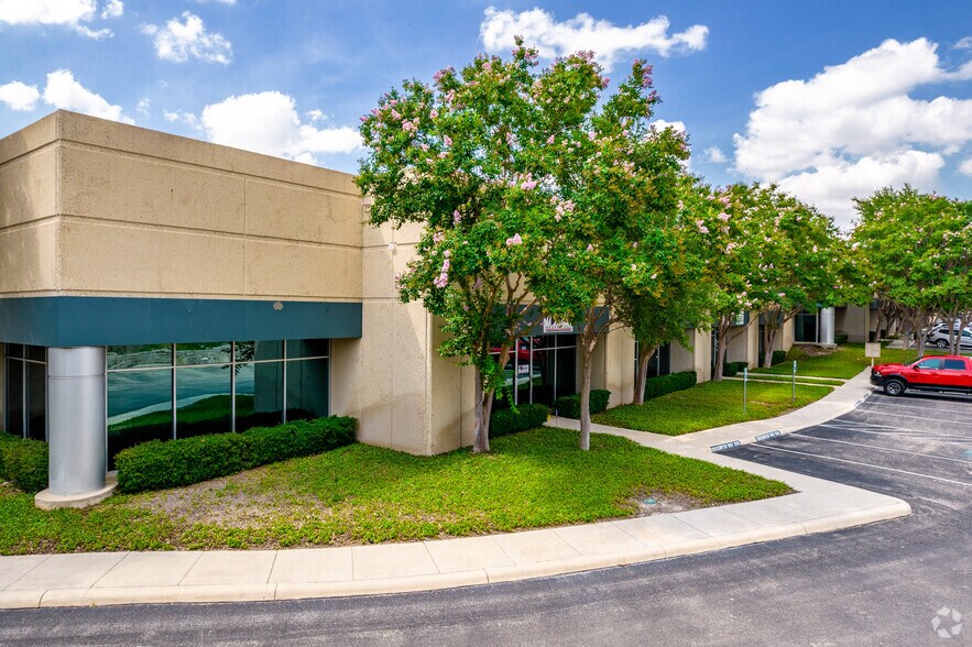 1077 Central Pky S, San Antonio, TX à louer - Photo de l’immeuble – Image 2 sur 8