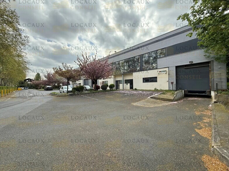 Local d’activités dans Le Blanc-Mesnil à louer - Photo de l’immeuble – Image 1 sur 7