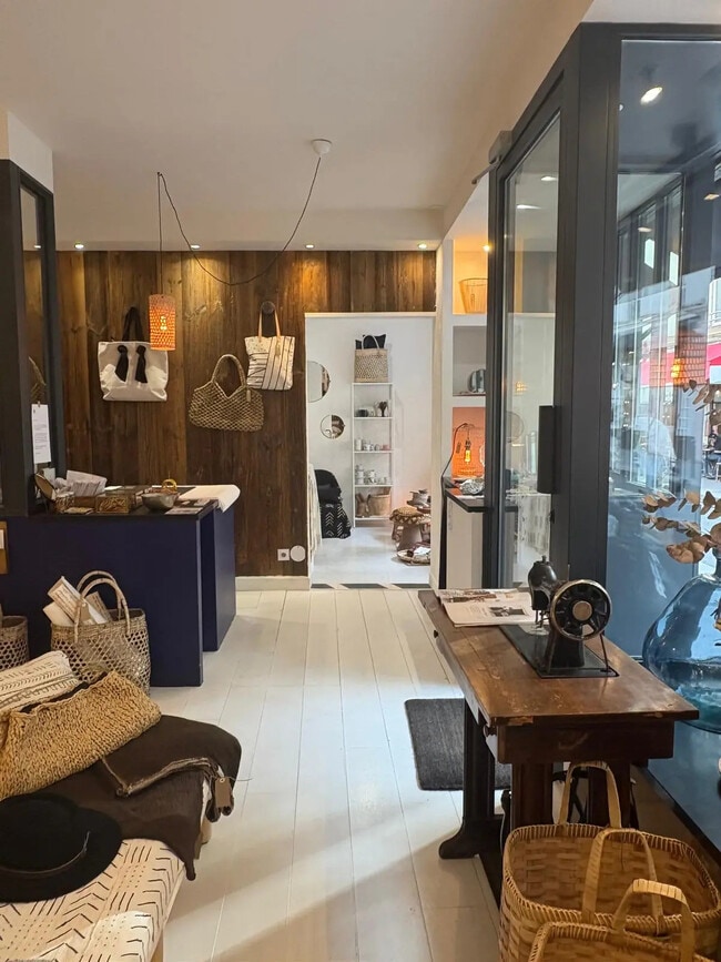 Plus de détails pour Local commercial à louer