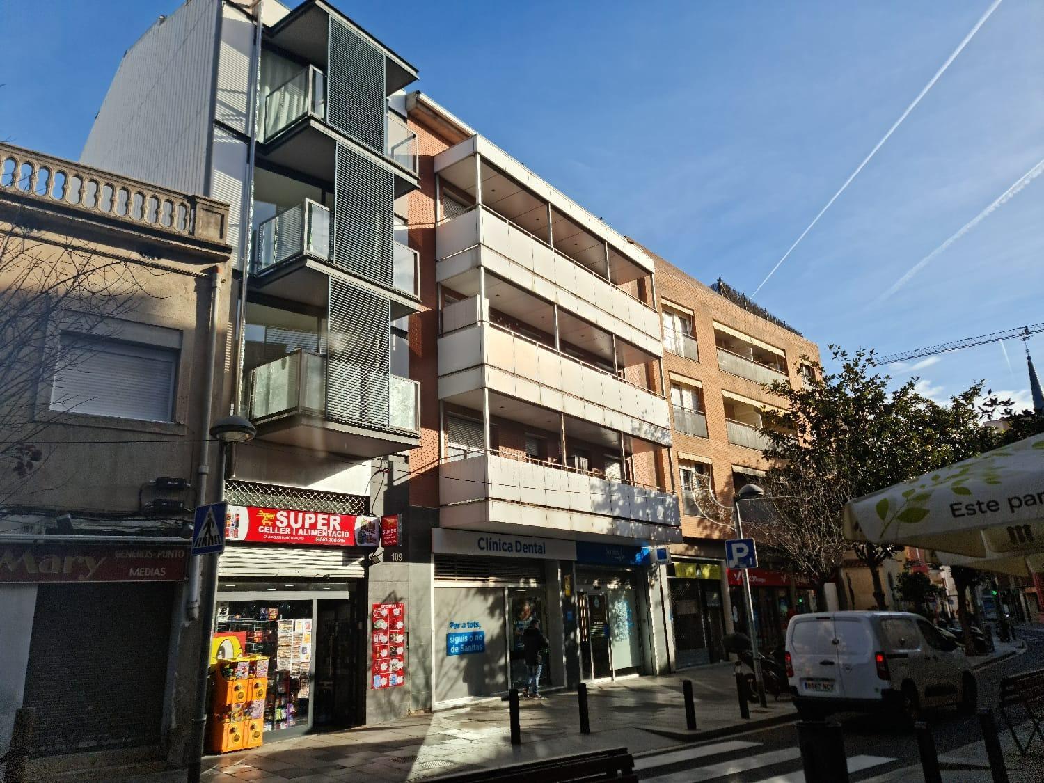 Immeuble residentiel dans Cornellà de Llobregat, Barcelona à vendre Photo principale– Image 1 sur 2