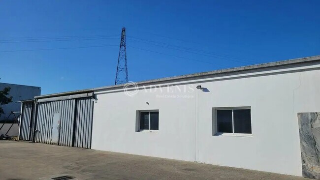 Plus de détails pour Local d'activités à louer