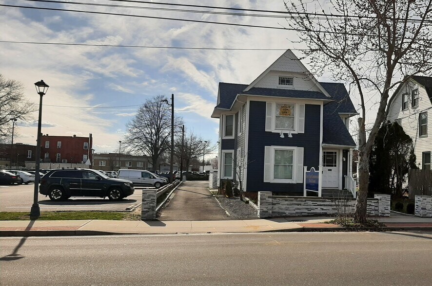 169 Roanoke Ave, Riverhead, NY à louer - Photo de l’immeuble – Image 3 sur 8