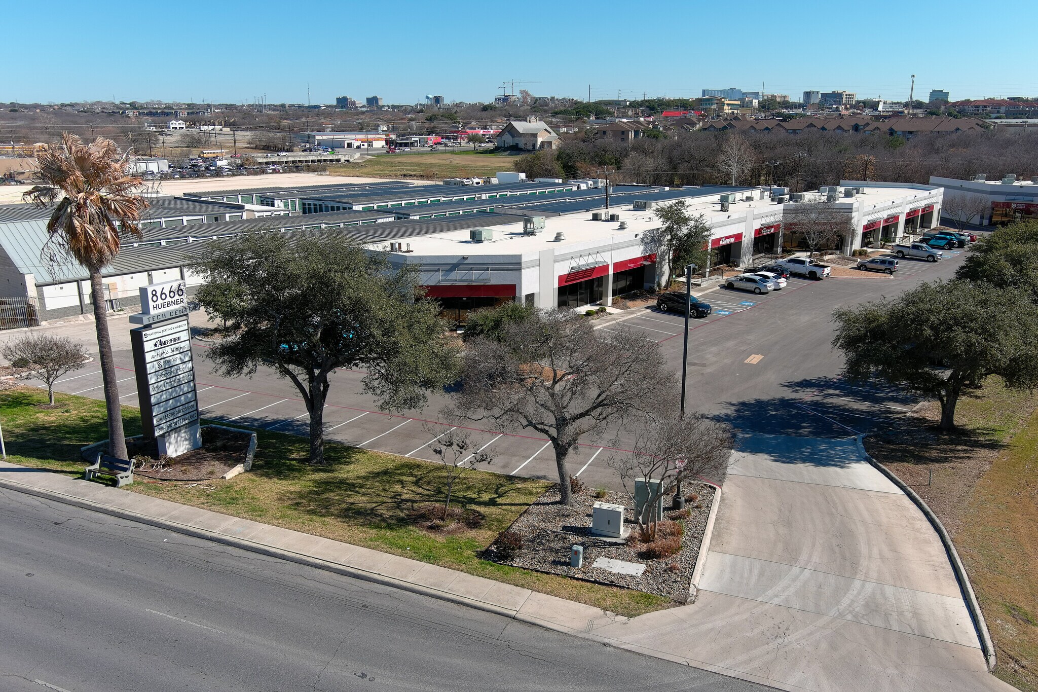 8666 Huebner Rd, San Antonio, TX à louer Photo de l’immeuble– Image 1 sur 9