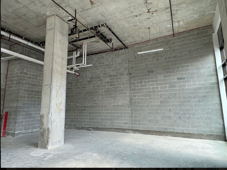 2001 Mott Ave, Far Rockaway, NY à louer - Photo de l’immeuble – Image 2 sur 3