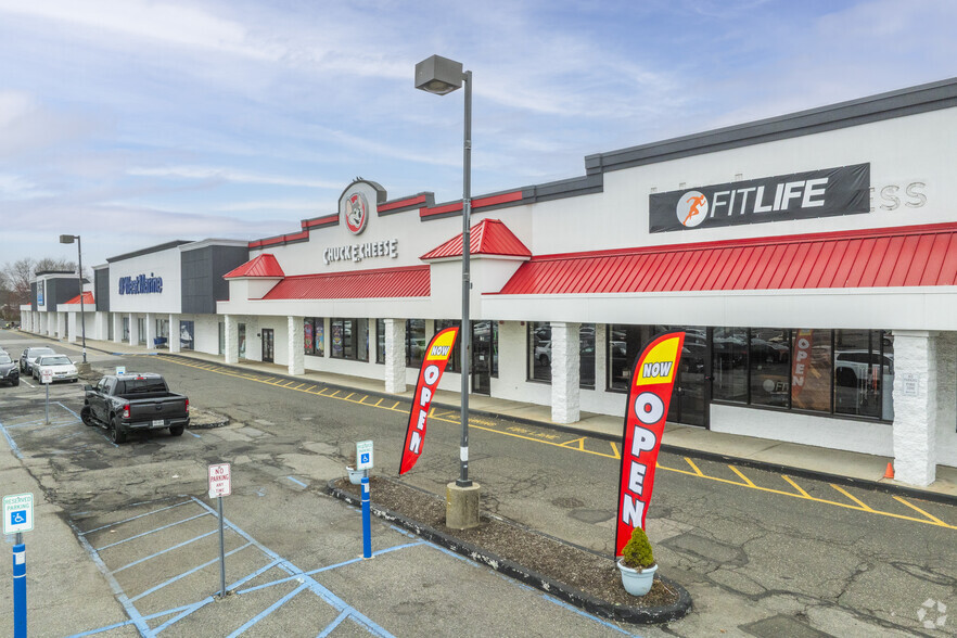 135-187 Sunrise Hwy, West Islip, NY à louer - Photo de l’immeuble – Image 3 sur 10