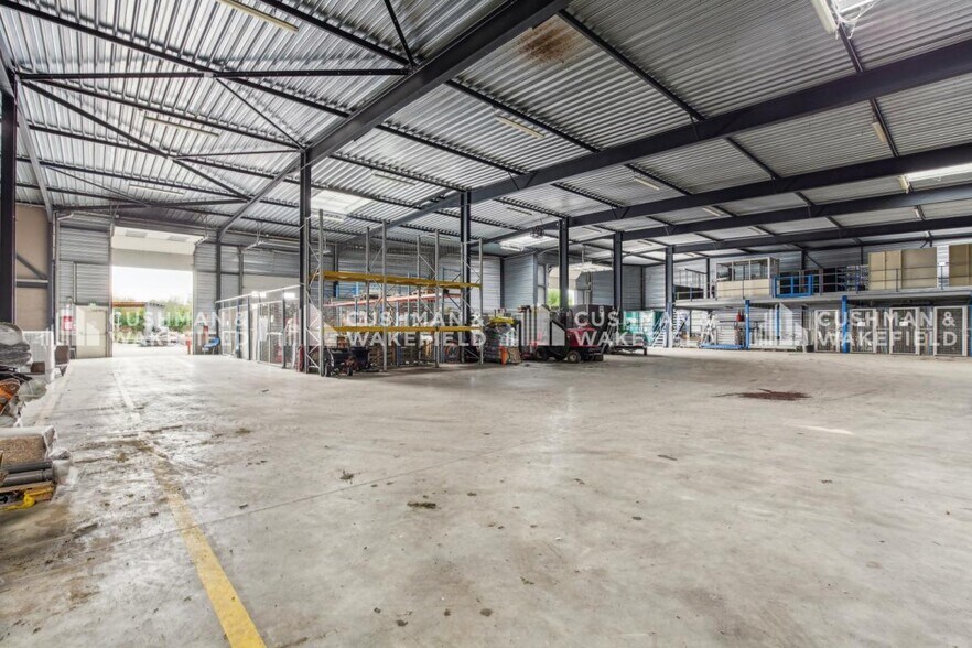 2 Avenue Des 3 Peuples, Montigny-le-Bretonneux à louer - Photo de l’immeuble – Image 3 sur 14