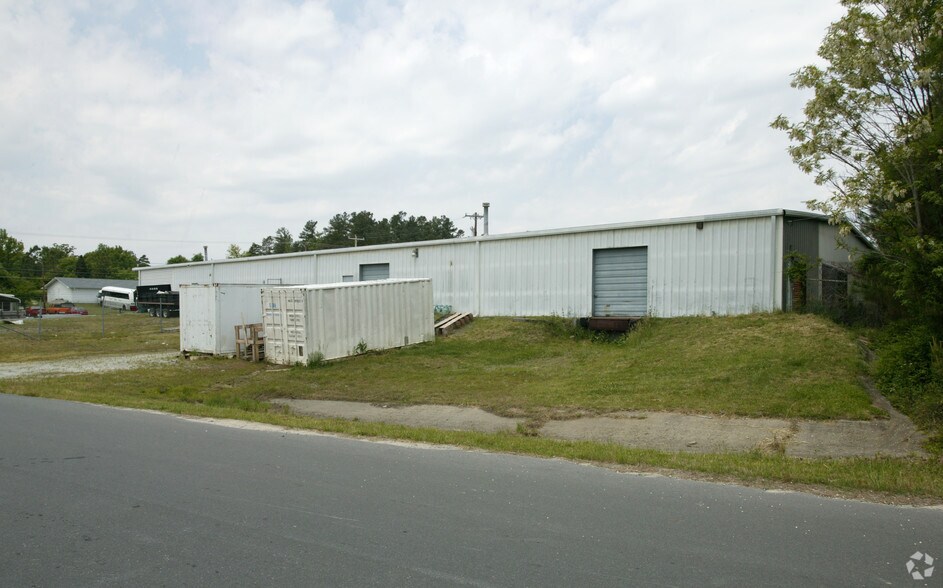 5874 Uwharrie Rd, High Point, NC à louer - Photo de l’immeuble – Image 3 sur 9