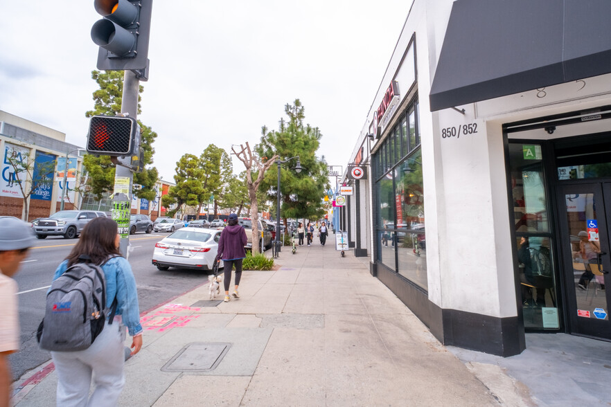850-864 N Vermont Ave, Los Angeles, CA à louer - Photo de l’immeuble – Image 2 sur 14