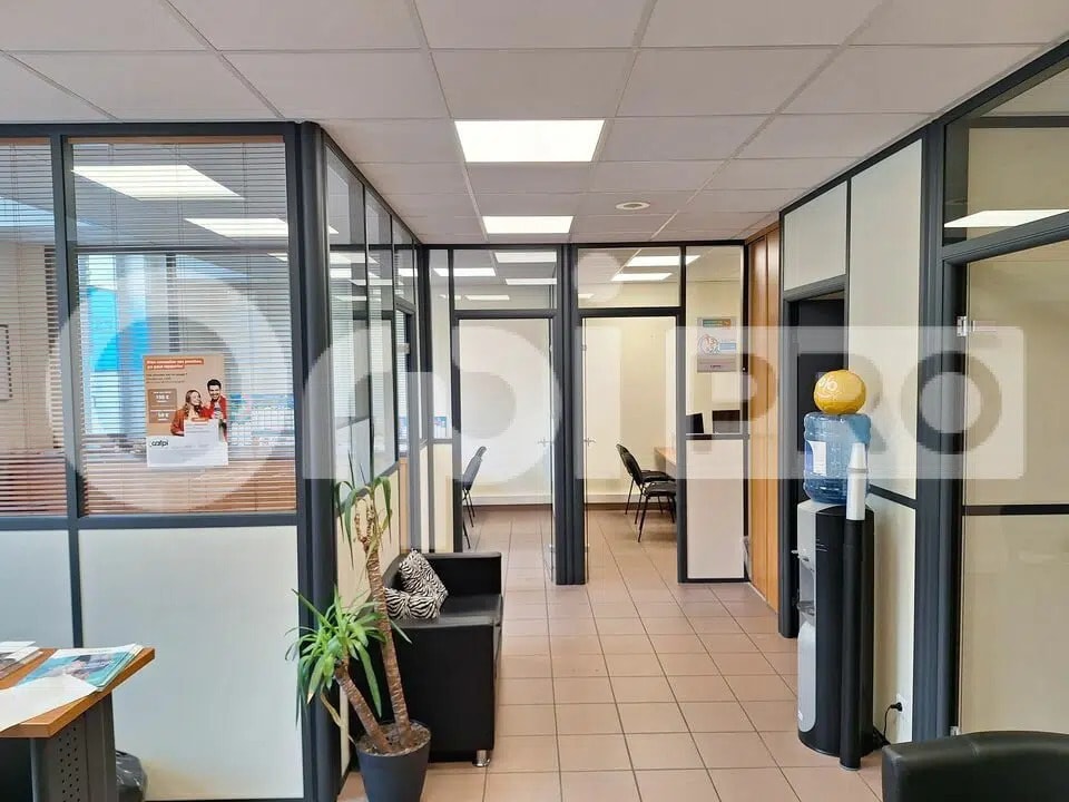 Bureau dans Compiègne à louer Photo de l’immeuble– Image 1 sur 7