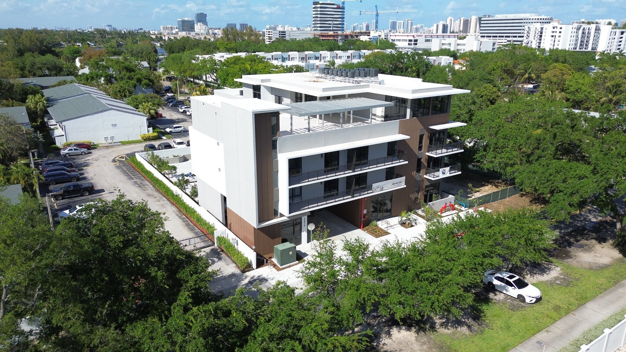 2479 Northeast 192 Street, Miami, FL à louer Photo principale– Image 1 sur 28