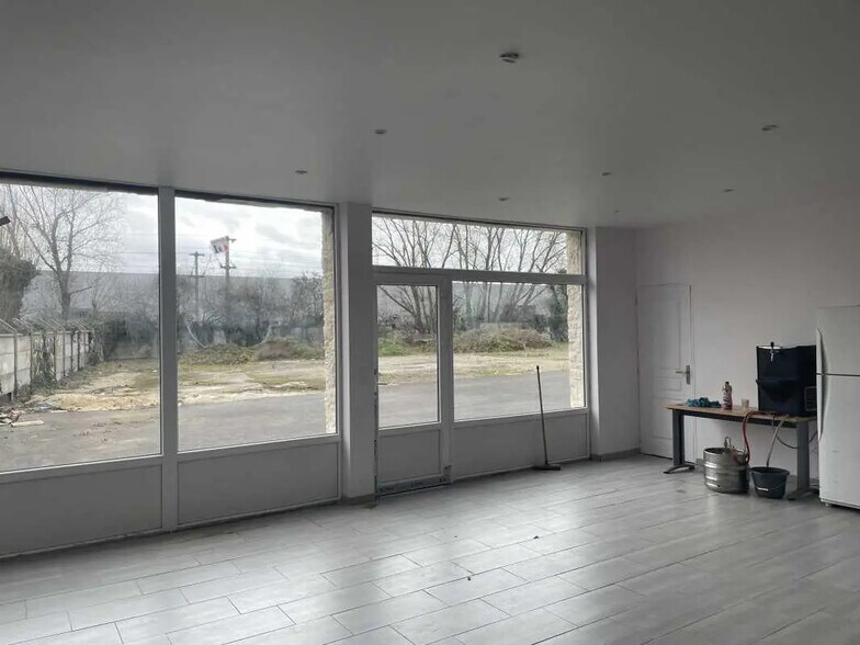 Bureau dans Allonne à louer - Photo de l’immeuble – Image 2 sur 5