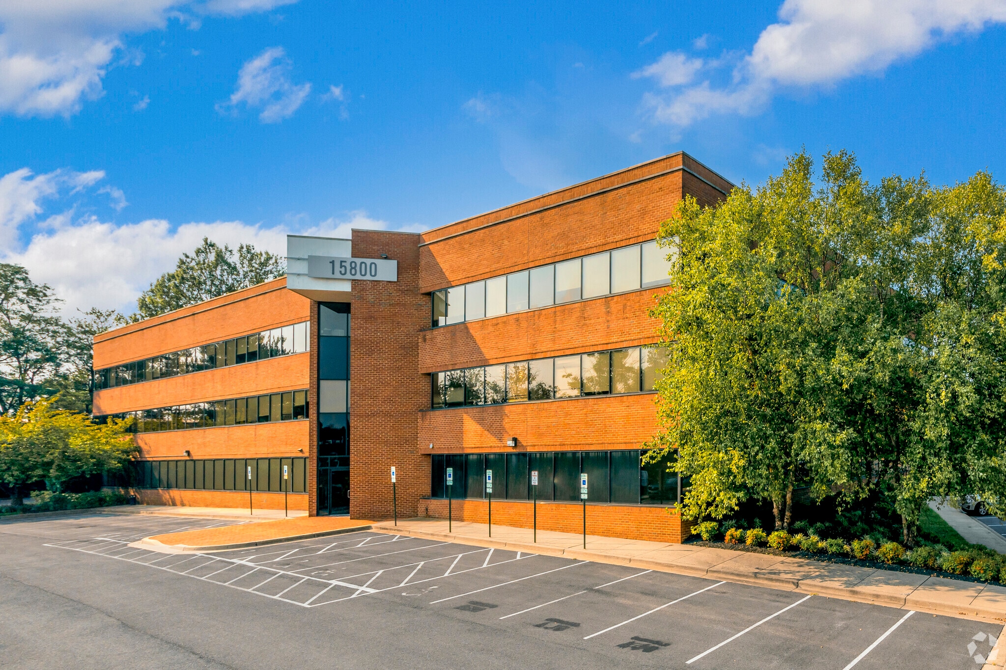 15800 Crabbs Branch Way, Rockville, MD à louer Photo de l’immeuble– Image 1 sur 8