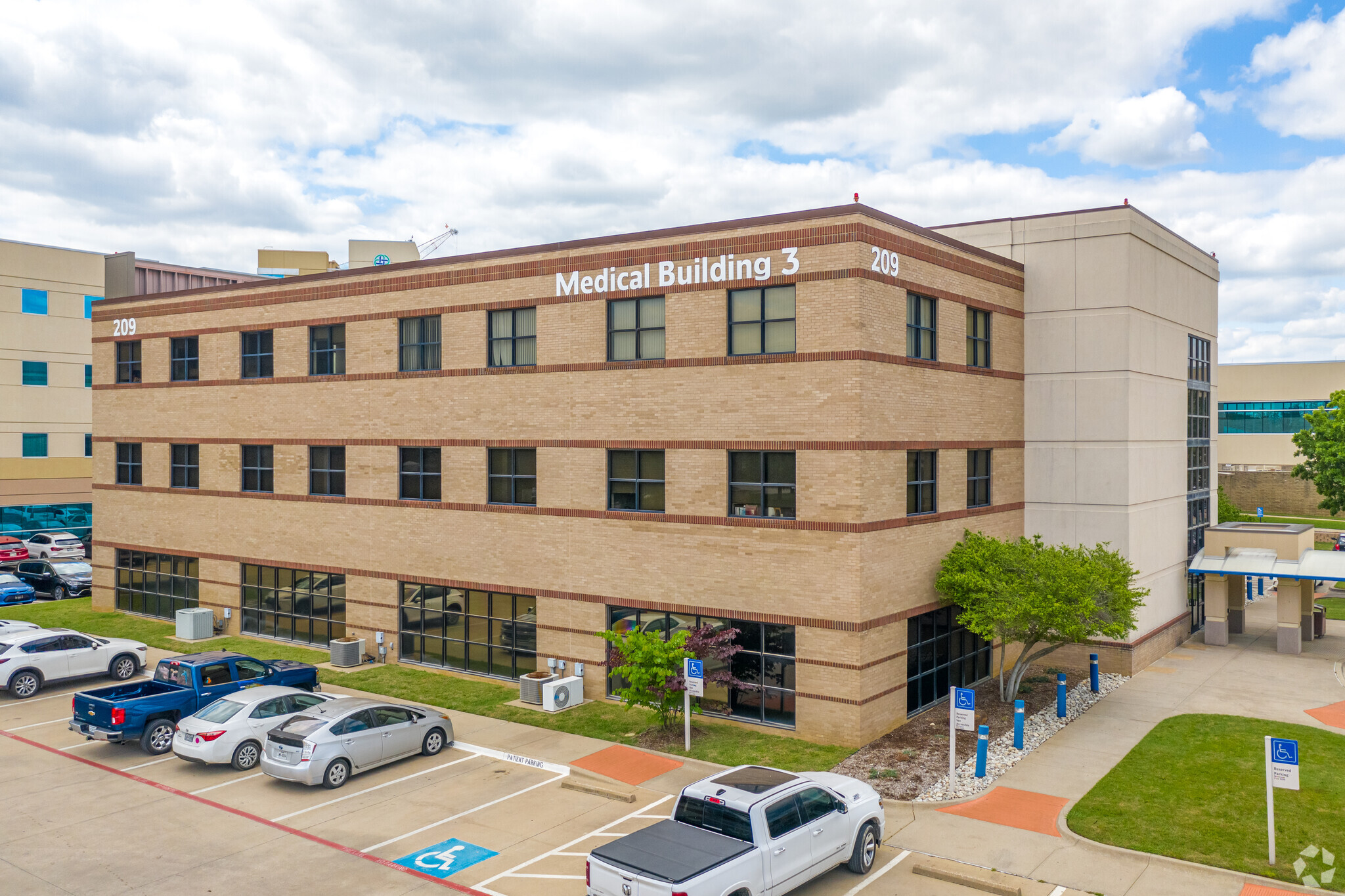 209 N Bonnie Brae St, Denton, TX à louer Photo de l’immeuble– Image 1 sur 7
