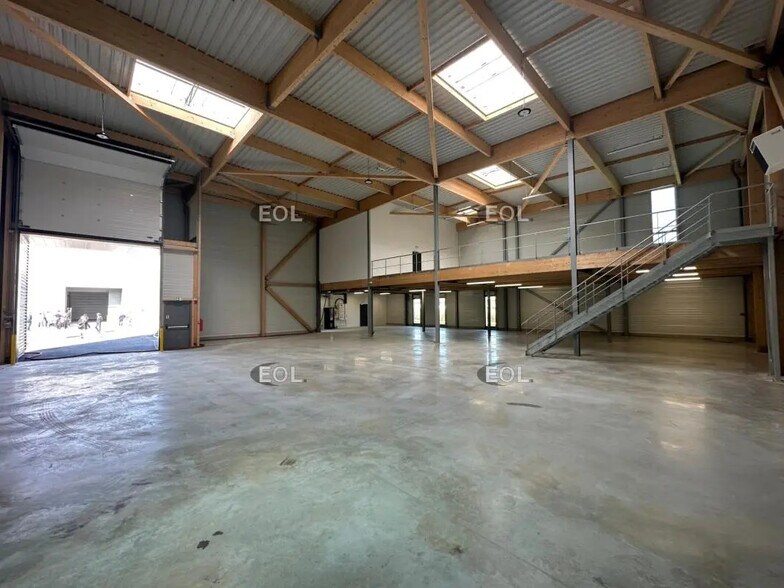 Local d’activités dans Chanteloup-en-Brie à louer - Photo de l’immeuble – Image 3 sur 8
