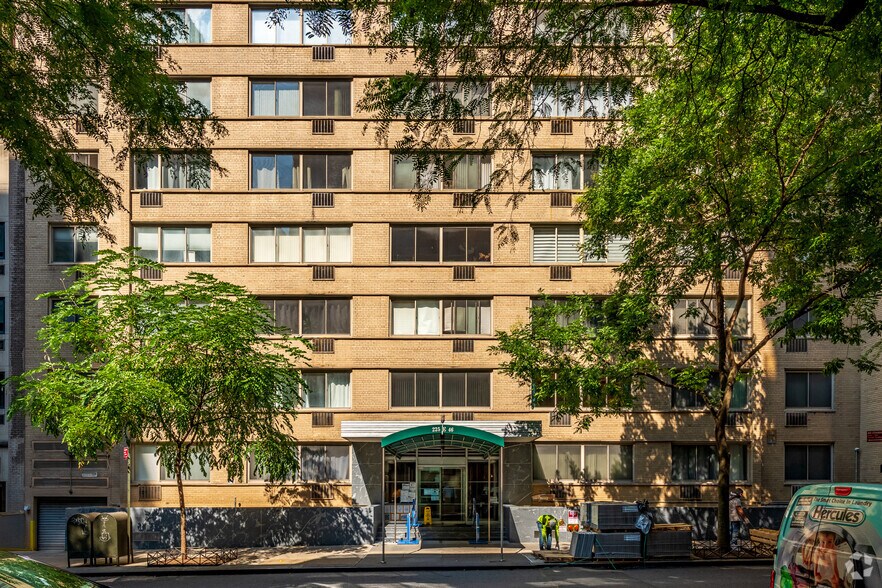 225 E 46th St, New York, NY à vendre - Photo de l’immeuble – Image 1 sur 21