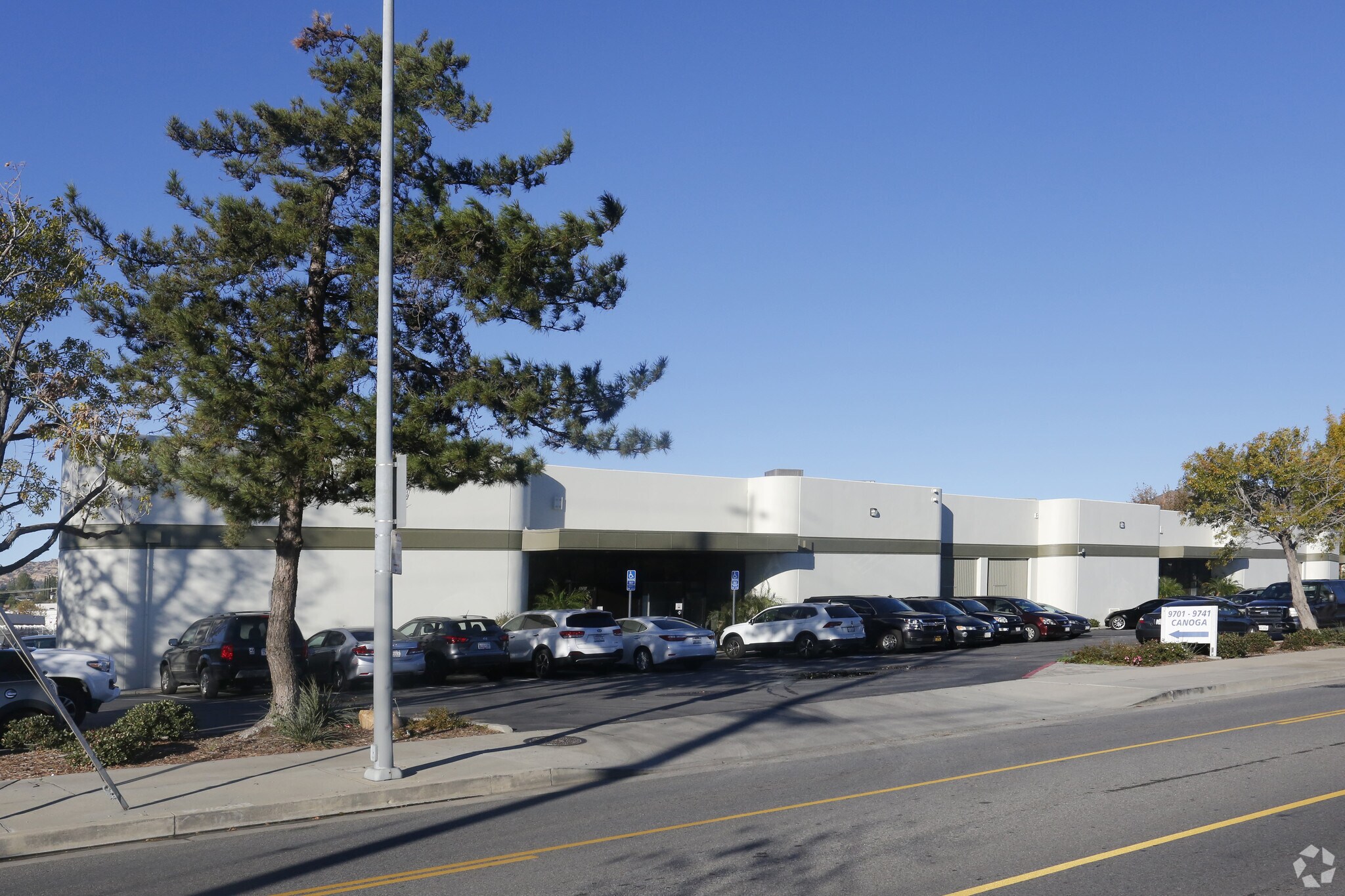 9741 Canoga Ave, Chatsworth, CA à louer Photo principale– Image 1 sur 9