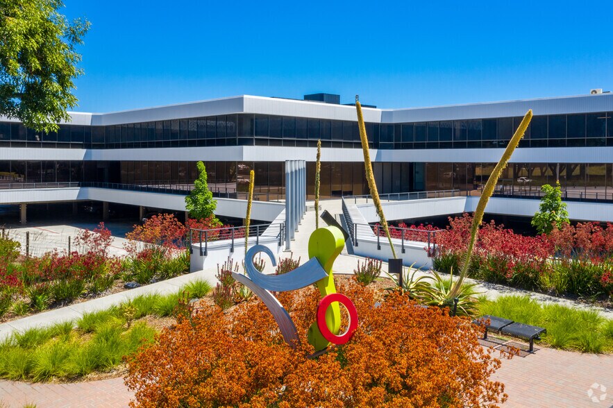 10050 N Wolfe Rd, Cupertino, CA à louer - Photo de l’immeuble – Image 2 sur 4