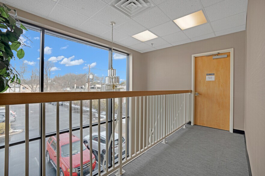 1740 Oak Tree Rd, Edison, NJ à louer - Photo de l’immeuble – Image 2 sur 6