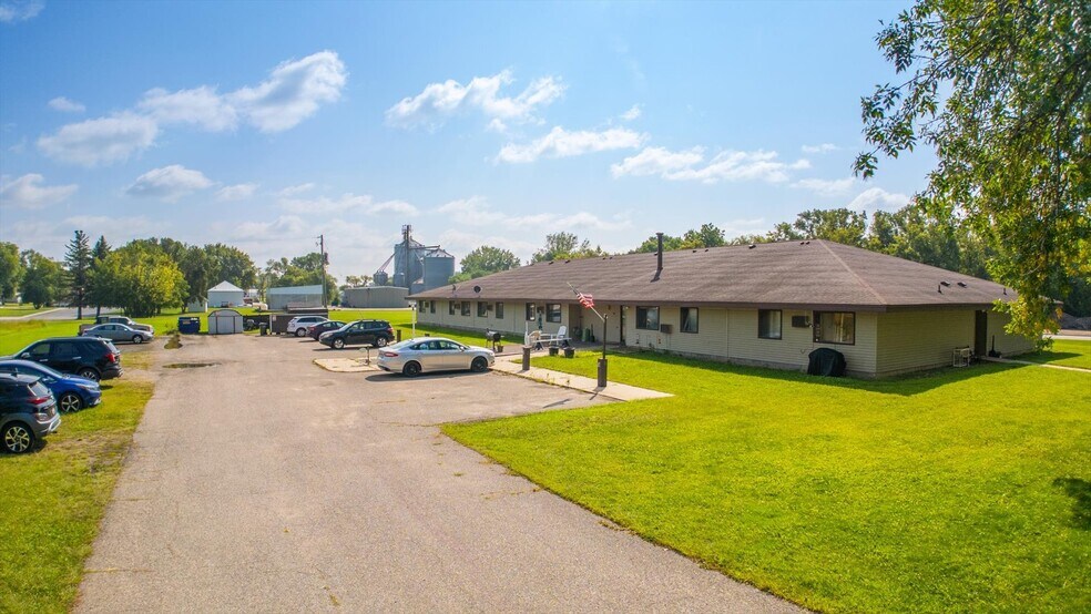 23 Neptune St N, Cosmos, MN à vendre - Photo de l’immeuble – Image 2 sur 39