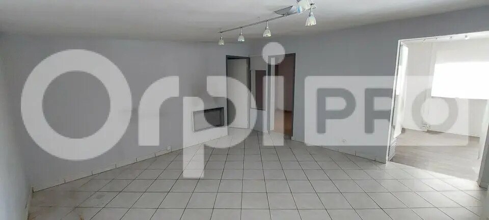 Local commercial dans La Chapelle-en-Serval à vendre - Photo de l’immeuble – Image 1 sur 8