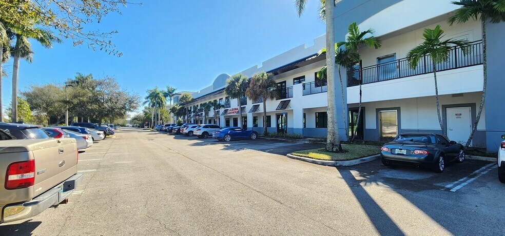 9100 Belvedere Rd, Royal Palm Beach, FL à louer - Photo de l’immeuble – Image 2 sur 21